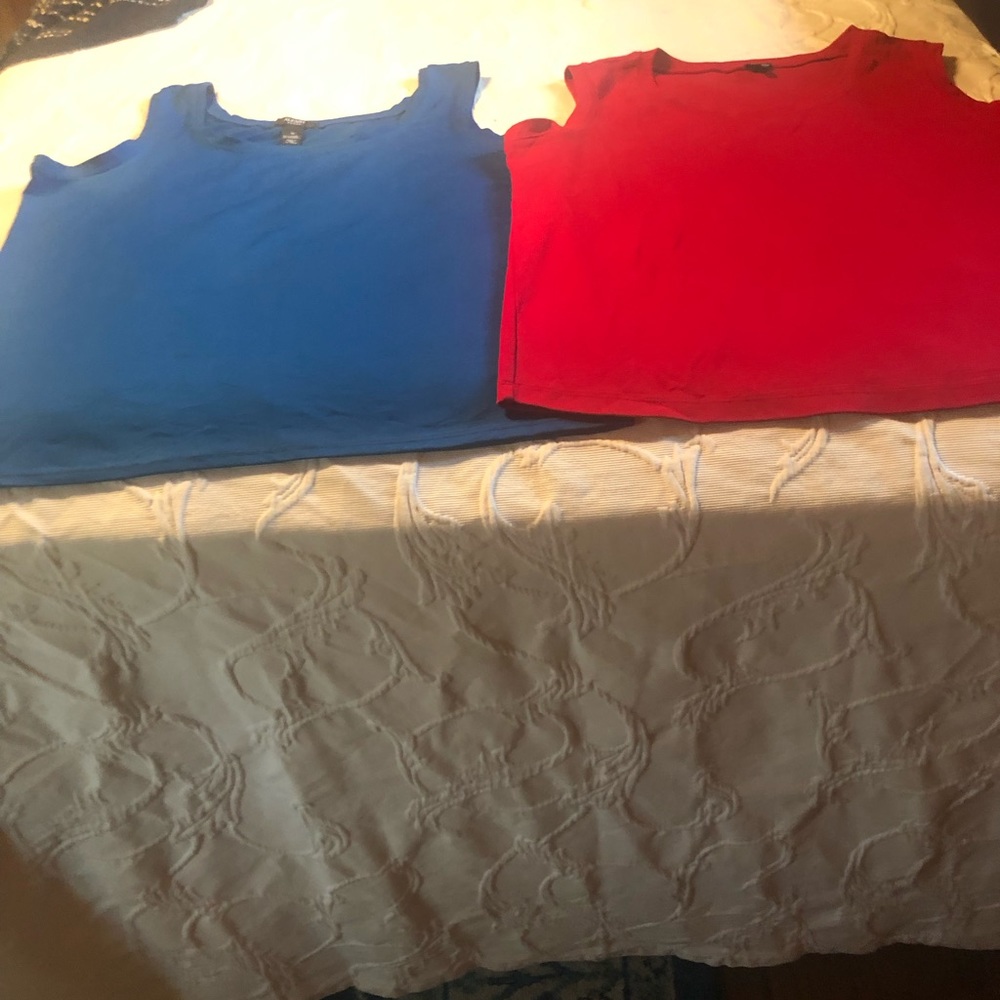 2 sleeveless knit tops